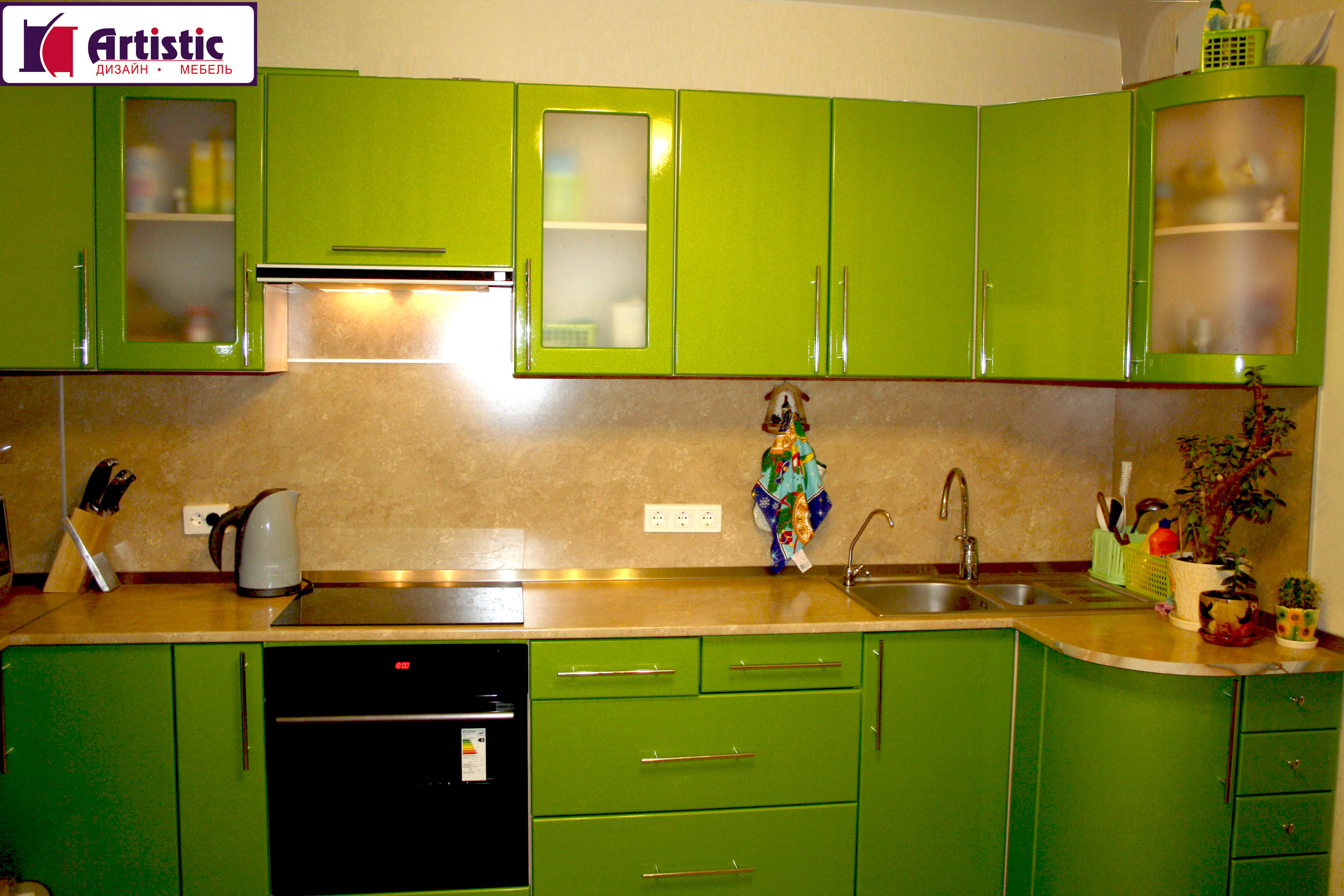 Зеленая кухня желтая столешница
